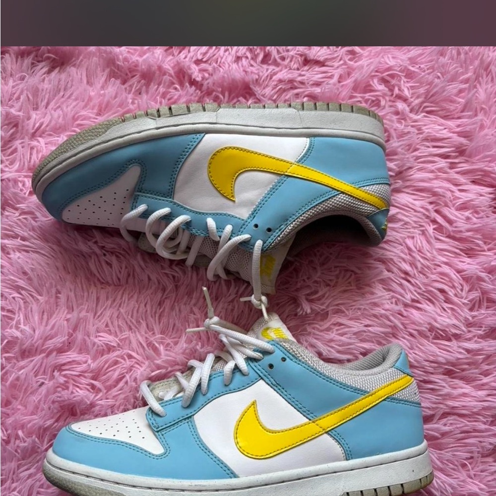Nike Kids Low-Top Sneakers in Light Blue, White & Yellow